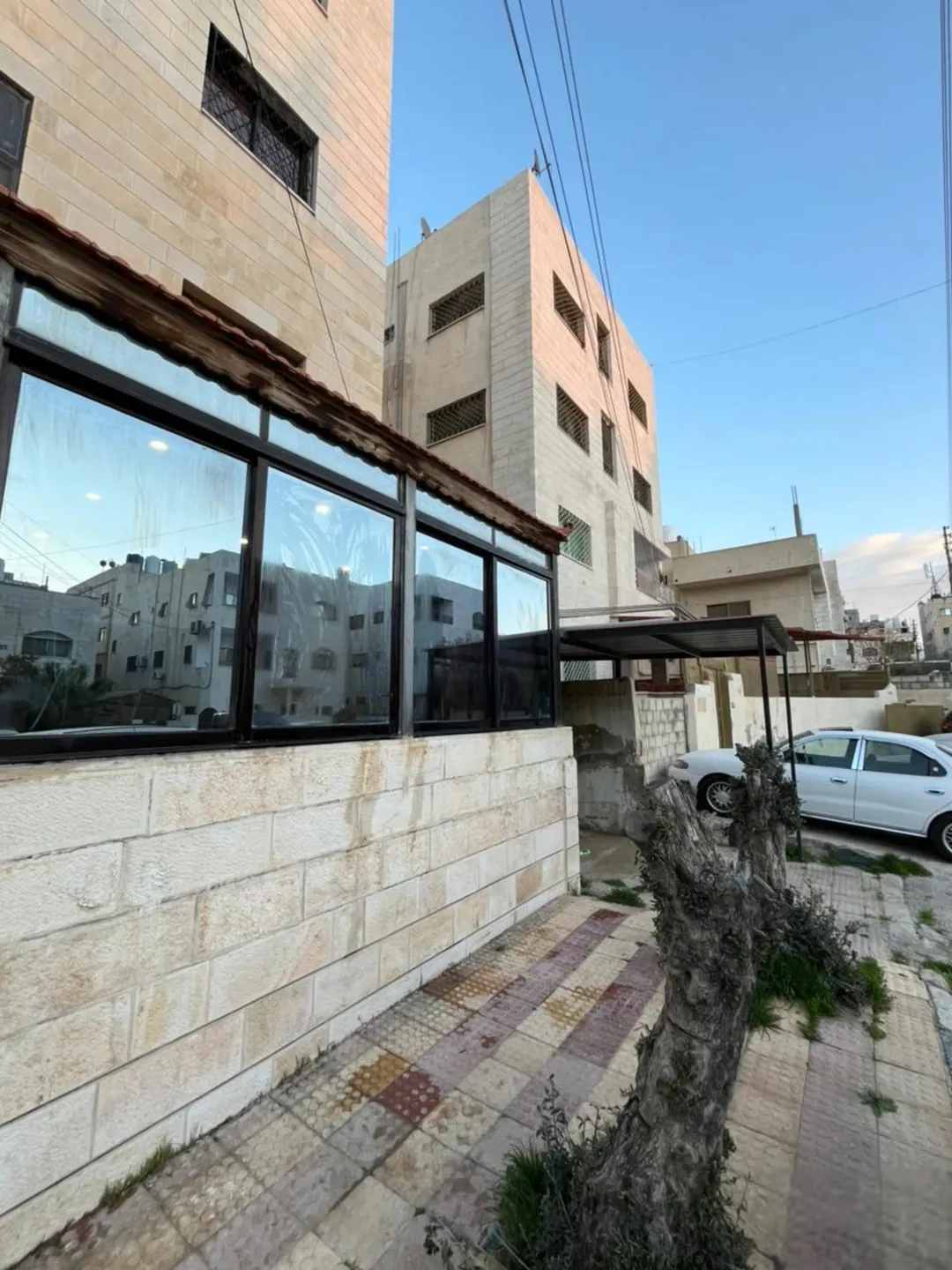 شقة العمر في ماركا الجنوبية – نادي السباق بجانب مسجد الراشدين، شقة أرضية طابقية بمواصفات استثنائية