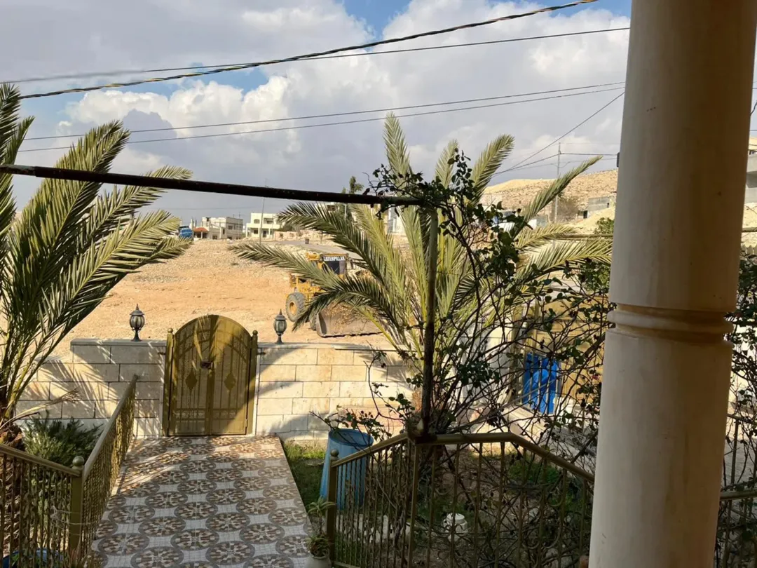 منزل واسع للبيع في السخنة – الزرقاء بمساحة أرض كبيرة