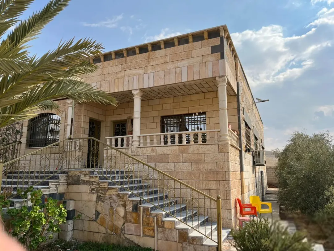 منزل واسع للبيع في السخنة – الزرقاء بمساحة أرض كبيرة