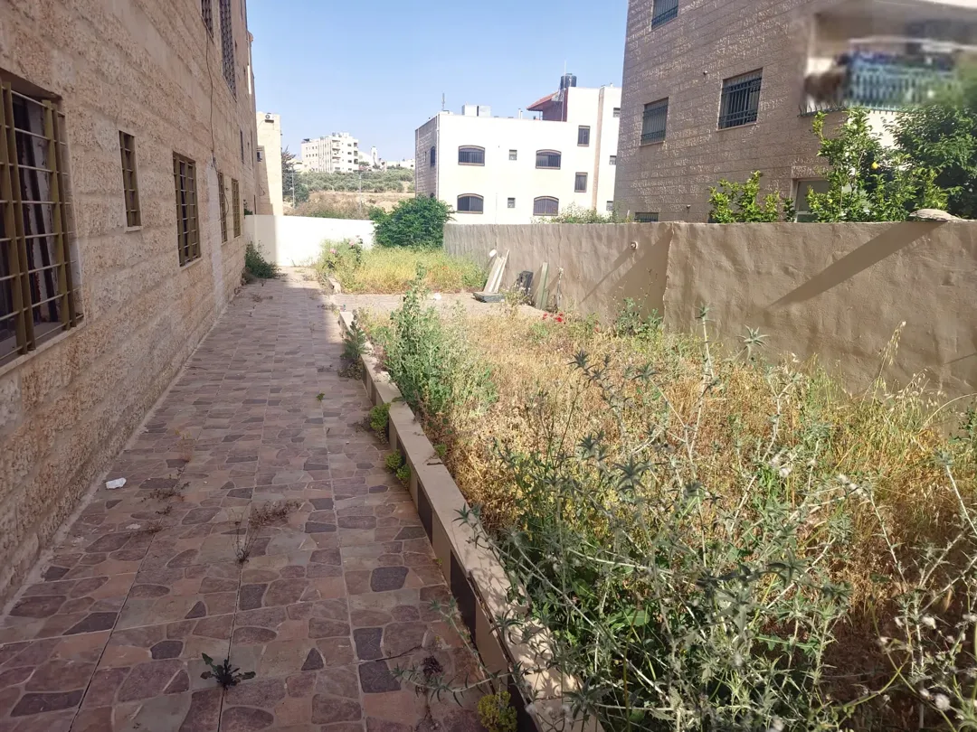 شقة أرضية مميزة للبيع في أم زويتينة