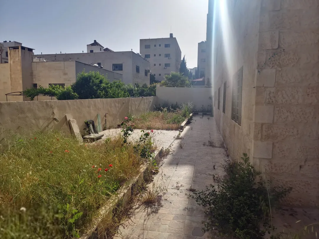 شقة أرضية مميزة للبيع في أم زويتينة