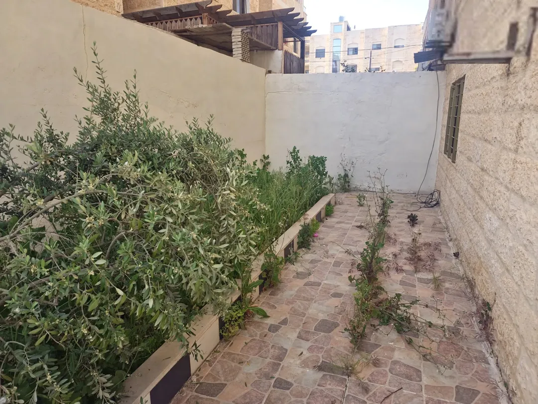 شقة أرضية مميزة للبيع في أم زويتينة