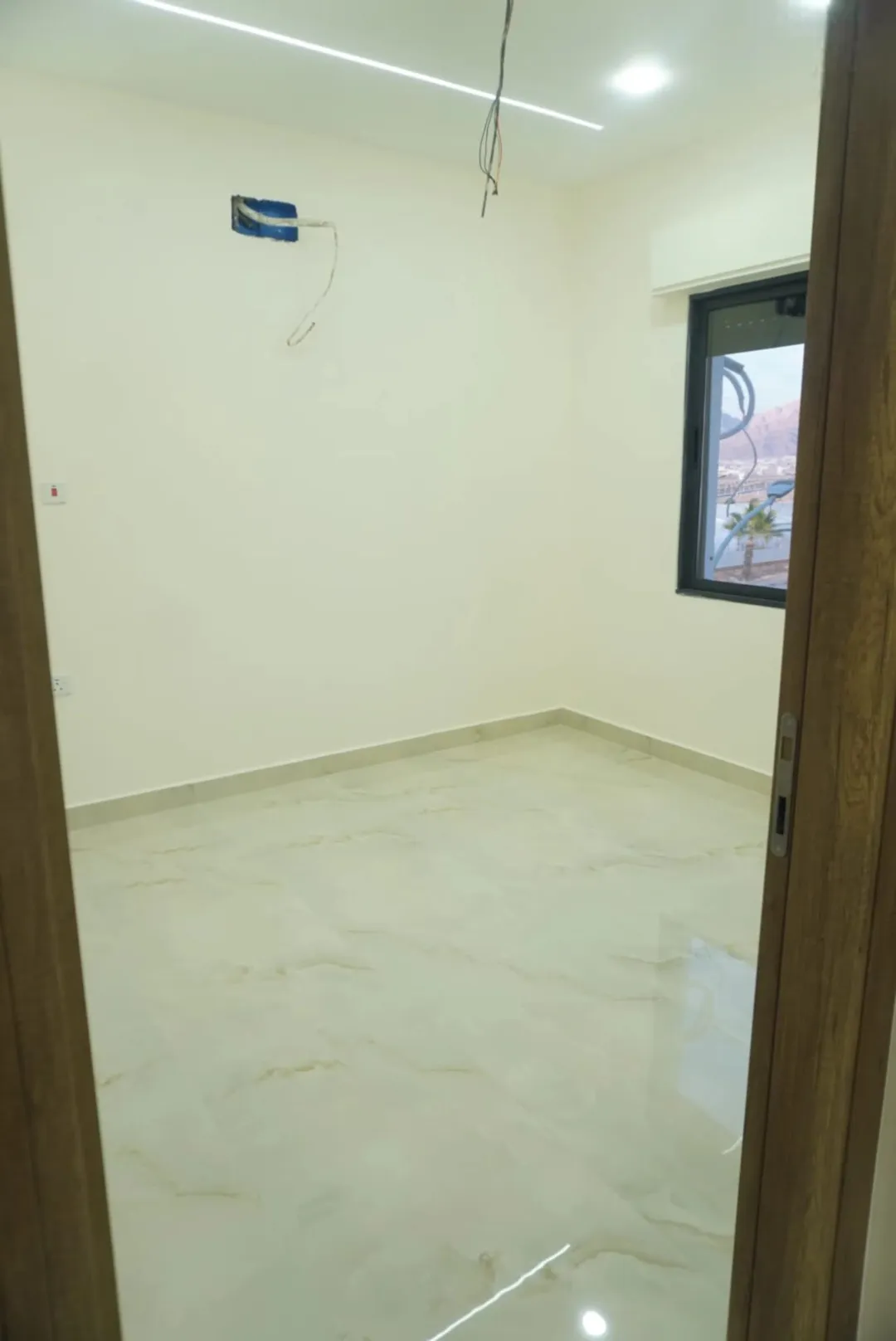 شقة طابق كامل للبيع في العقبة – السكنية التاسعة بإطلالة بحرية مميزة