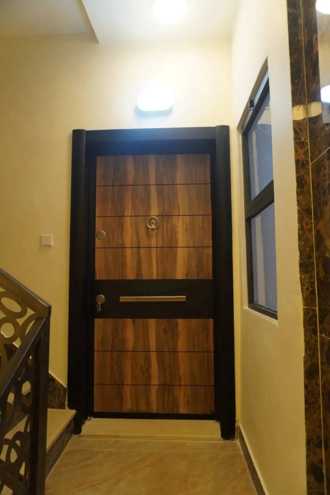 شقة طابق كامل للبيع في العقبة – السكنية التاسعة بإطلالة بحرية مميزة
