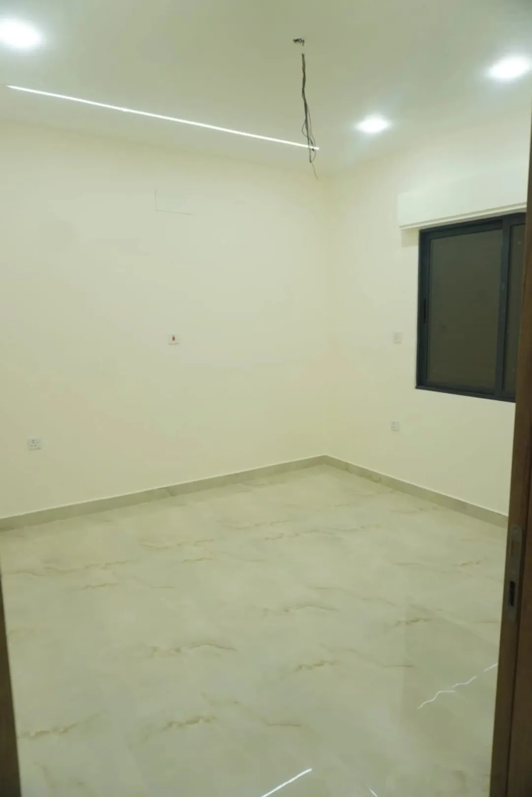 شقة طابق كامل للبيع في العقبة – السكنية التاسعة بإطلالة بحرية مميزة