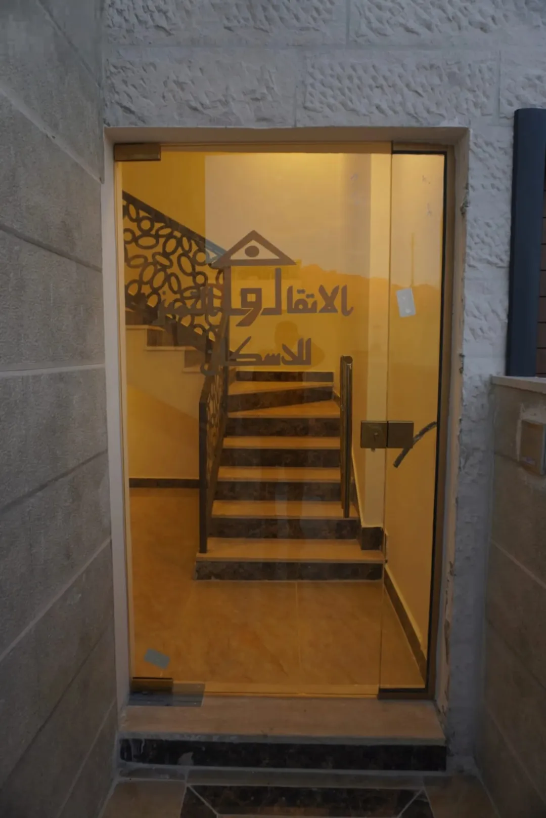 شقة طابق كامل للبيع في العقبة – السكنية التاسعة بإطلالة بحرية مميزة