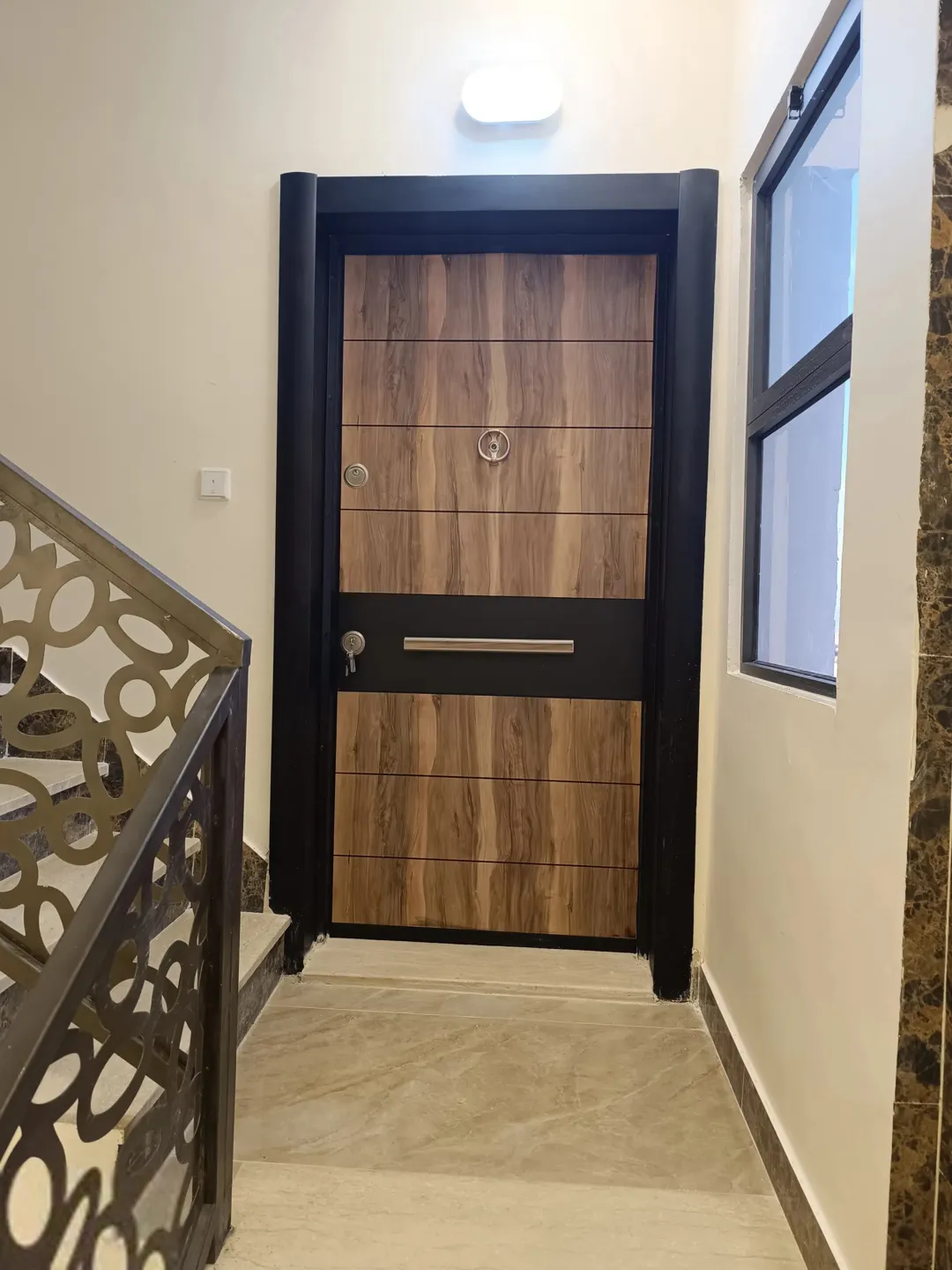 شقة طابق كامل للبيع في العقبة – السكنية التاسعة بإطلالة بحرية مميزة