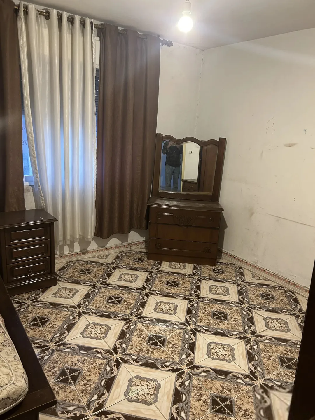 شقة مفروشة للبيع مقابل الجامعه الاردنيه ، 80 م ، ط3 ، مصعد ، كراج ، عماره السلام،