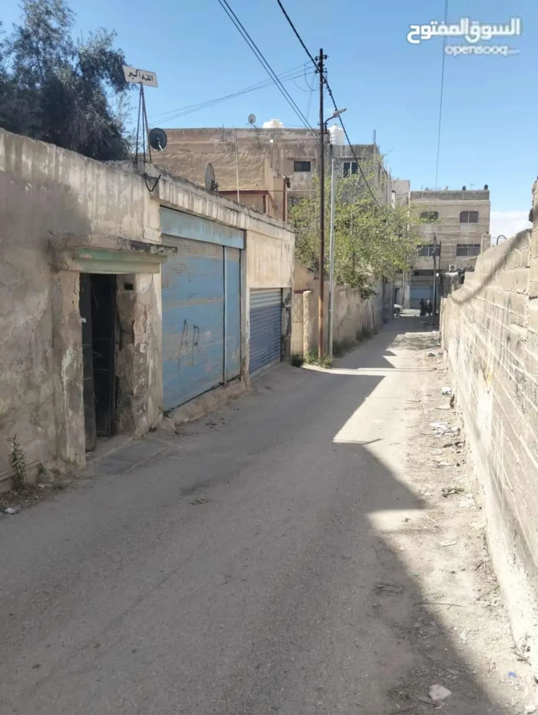 بناية سكنية ثلاث طوابق مع مخزنين للبيع الزرقاء حي الأمير محمد بالقرب من الشارع الرئيسي