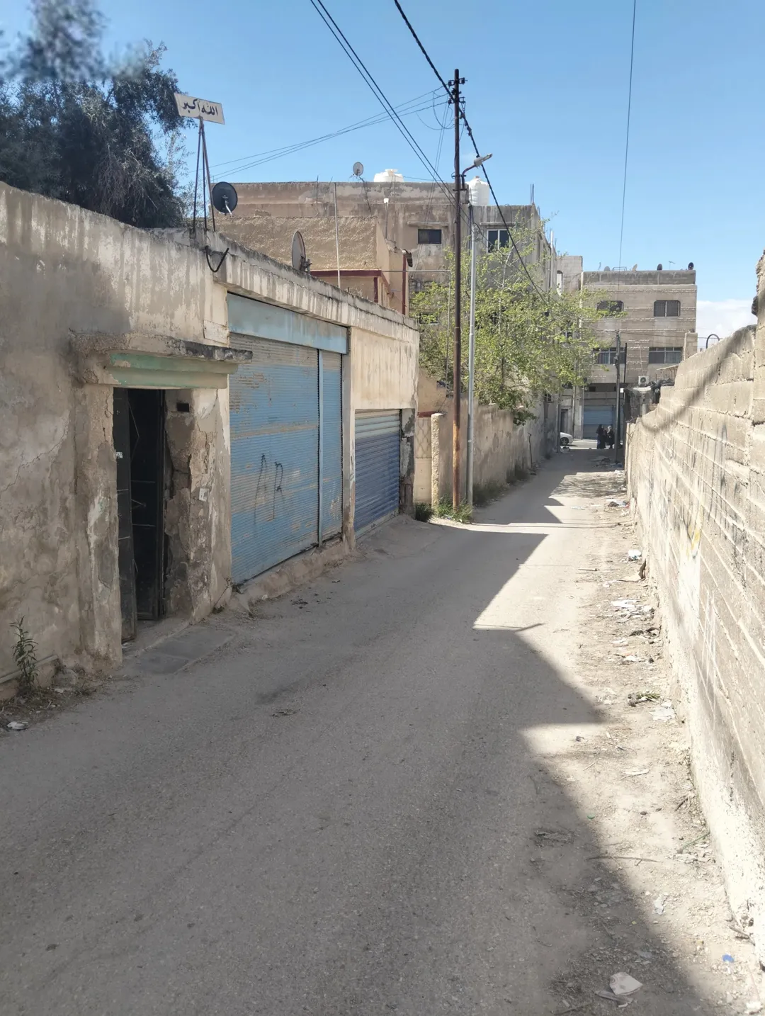 بناية سكنية ثلاث طوابق مع مخزنين للبيع الزرقاء حي الأمير محمد بالقرب من الشارع الرئيسي