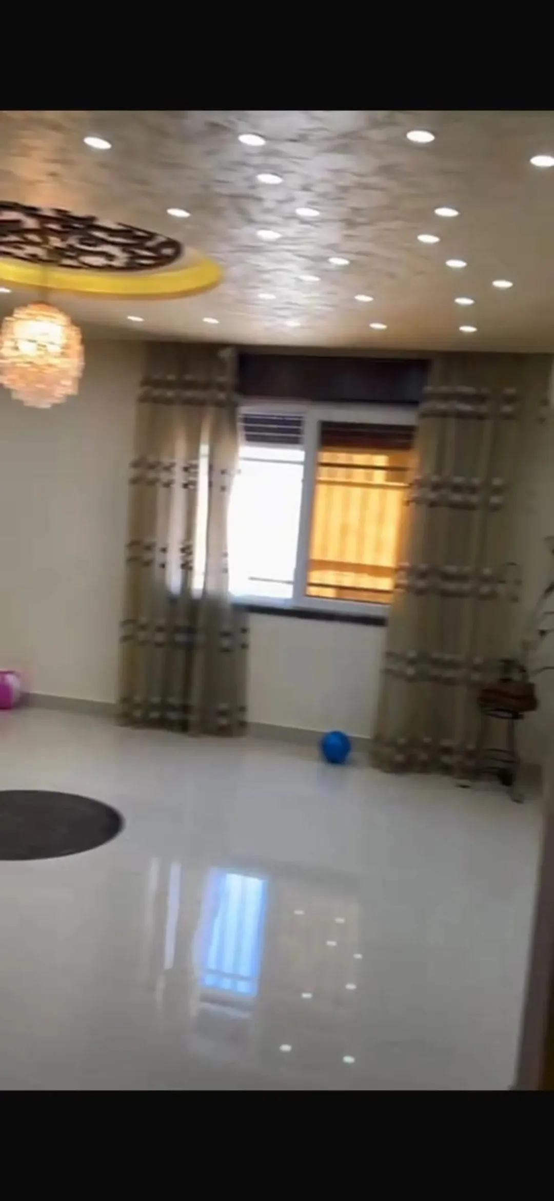 شقة طابق ثالث مع روف للبيع