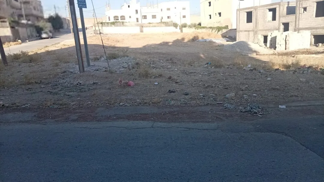 أرض سكنية مميزة في الرجم الشامي بمساحة 818 م2 على شارعين
