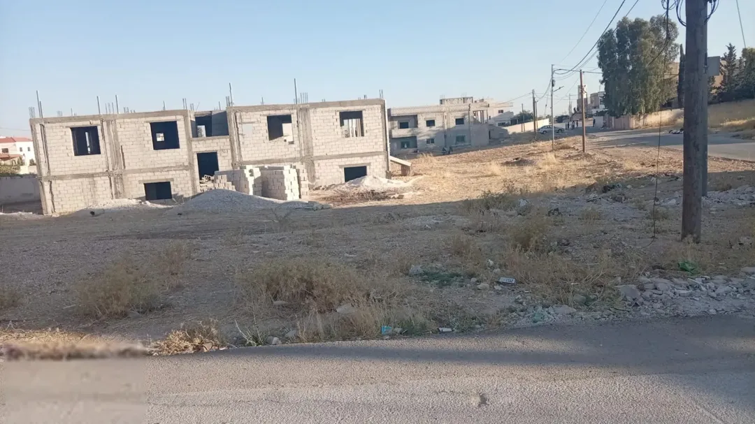 أرض سكنية مميزة في الرجم الشامي بمساحة 818 م2 على شارعين