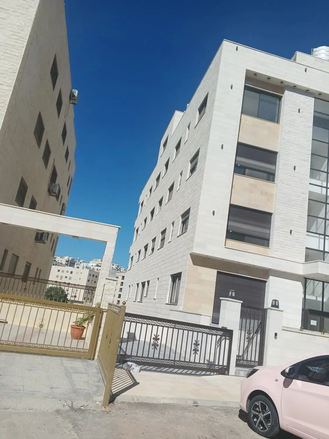 شقه للبيع جديده لم تسكن عمرالبناء سنتين 4 غرف نوم اثنان ماستر صالون معيشه برنده مطله وترس الروف مطل