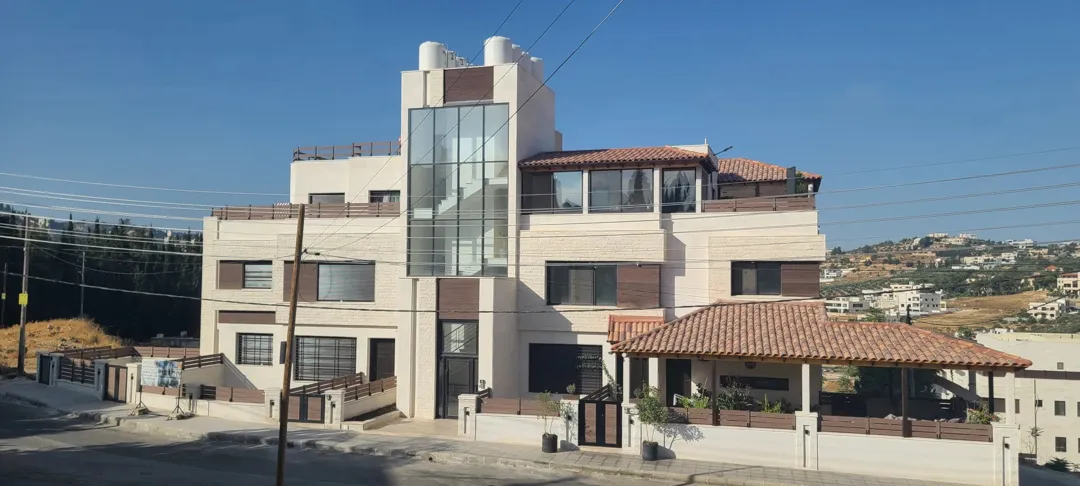 شقة أرضية فاخرة جديدة في الحمر 250 مترًا مربعًا بتشطيبات مميزة