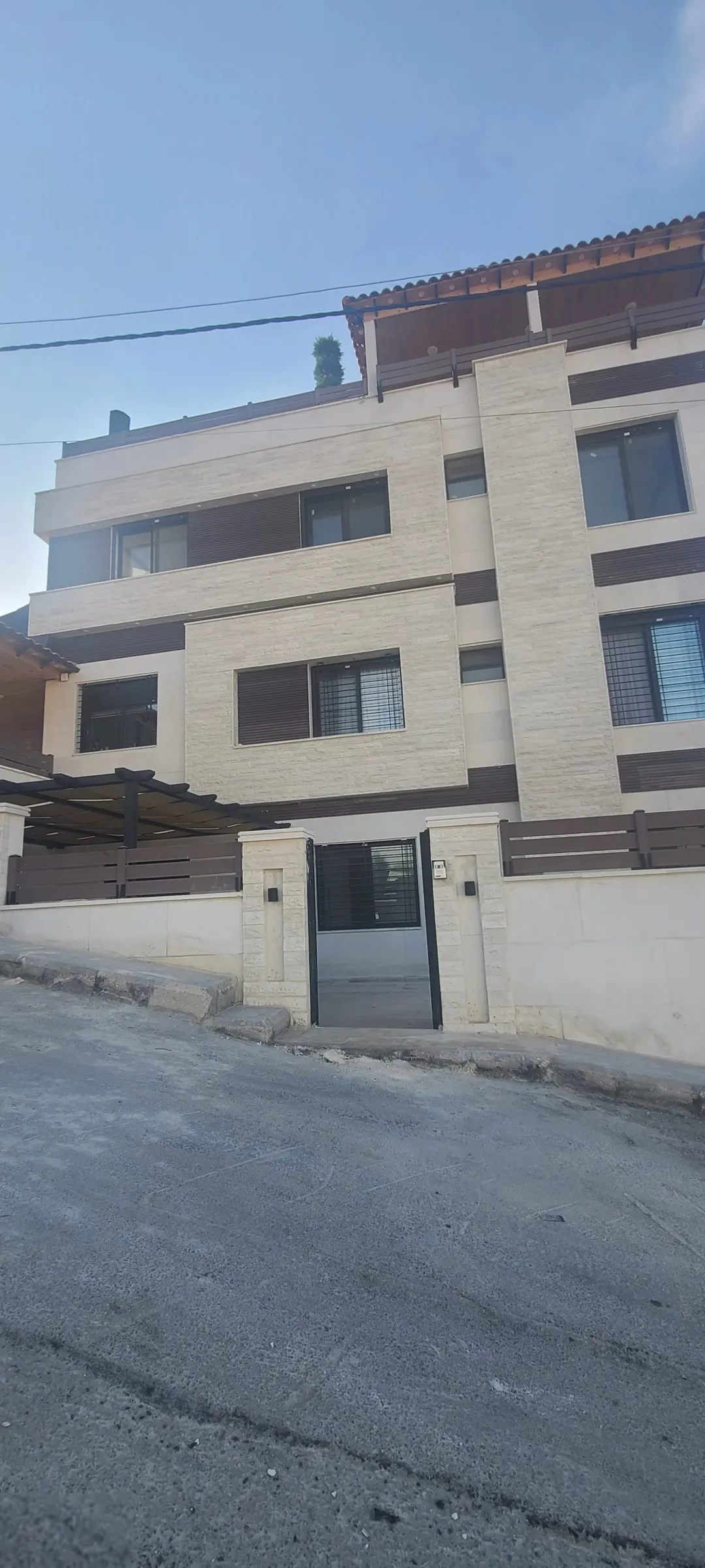 شقة أرضية فاخرة جديدة في الحمر 250 مترًا مربعًا بتشطيبات مميزة