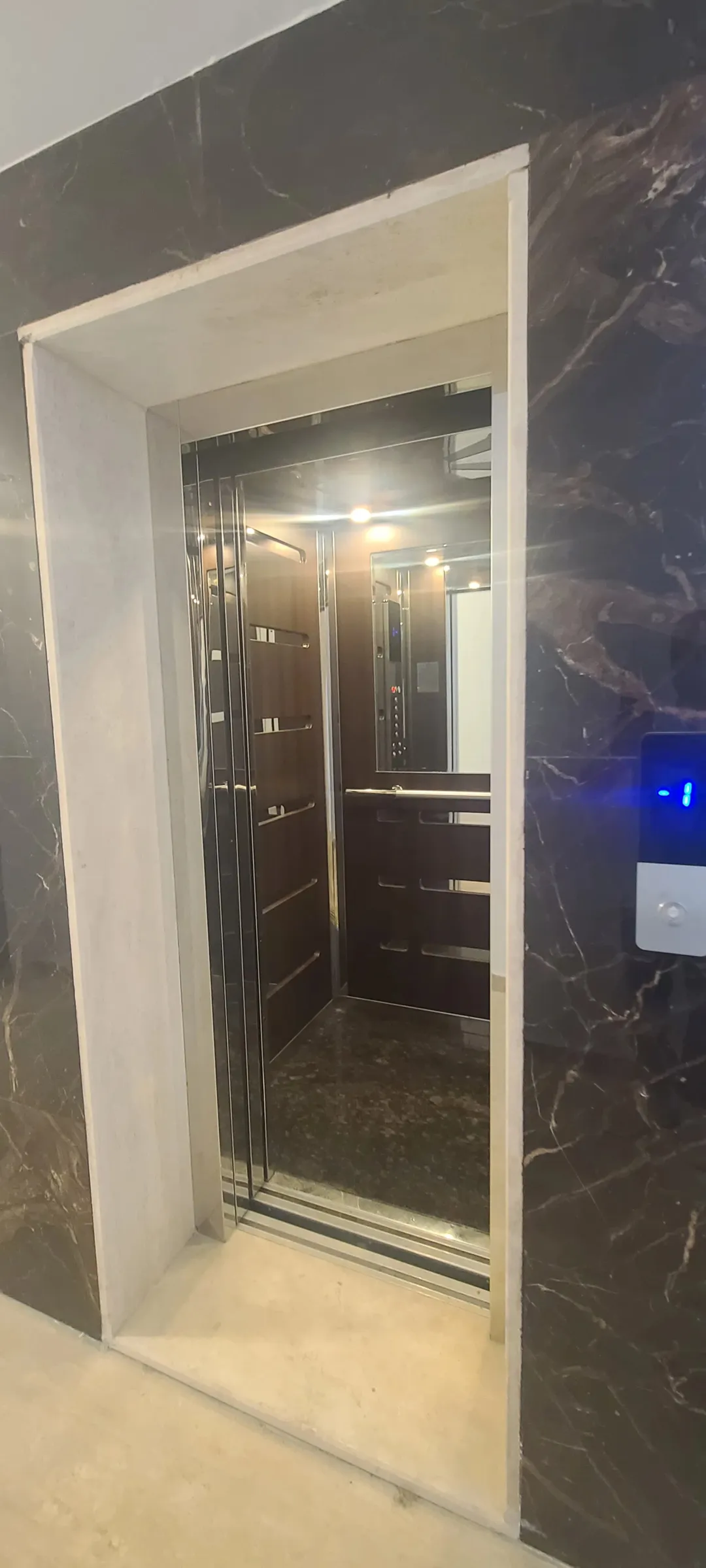 شقة أرضية فاخرة جديدة في الحمر 250 مترًا مربعًا بتشطيبات مميزة