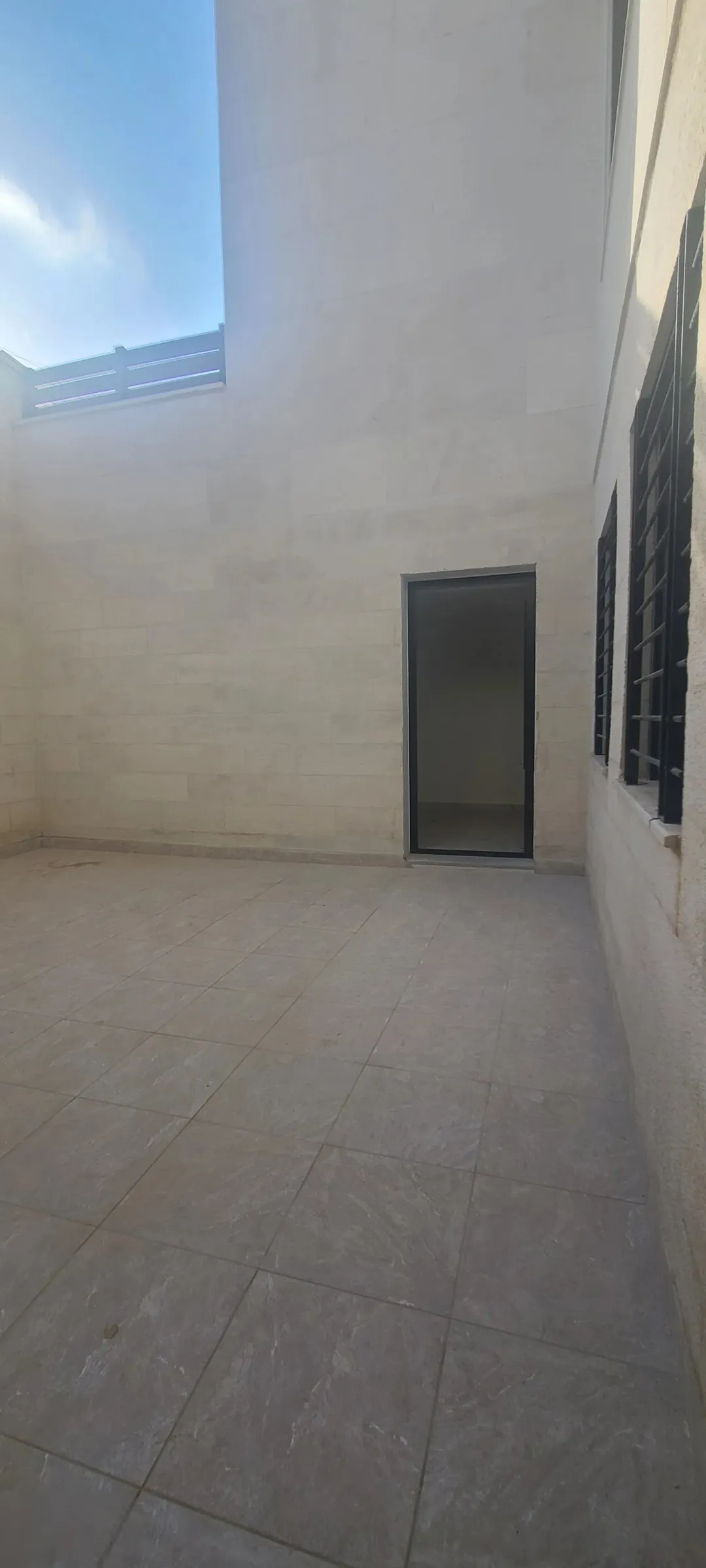 شقة أرضية فاخرة جديدة في الحمر 250 مترًا مربعًا بتشطيبات مميزة