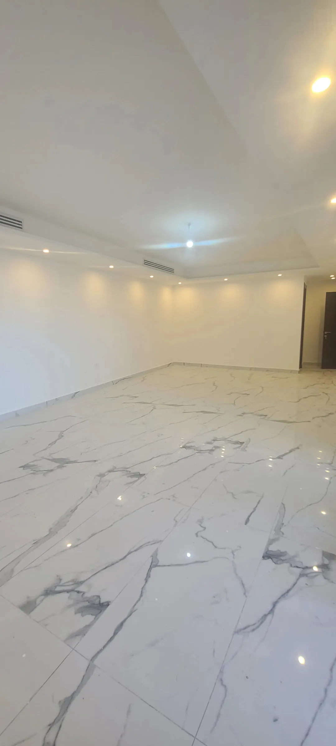 شقة أرضية فاخرة جديدة في الحمر 250 مترًا مربعًا بتشطيبات مميزة