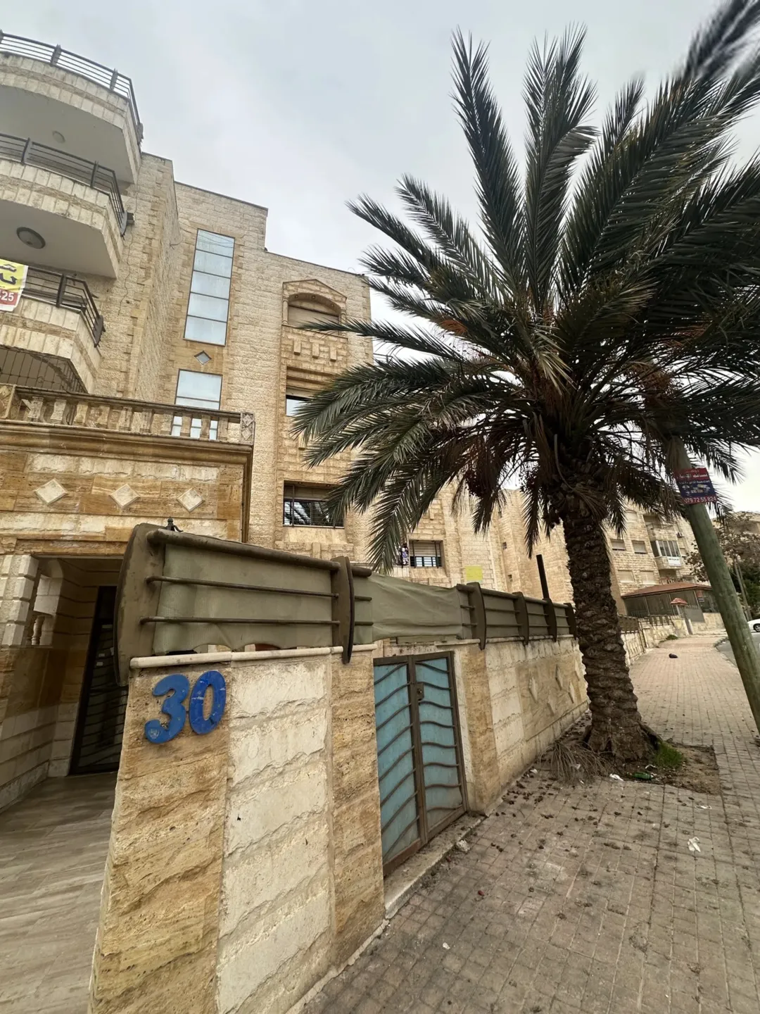 شقة مفروشة للبيع في الجبيهة قرب مدارس الابداع التربوي طابق ثاني سوبر ديلوكس بسعر مناسب