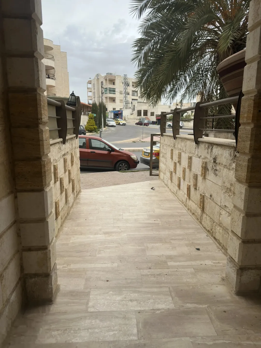 شقة مفروشة للبيع في الجبيهة قرب مدارس الابداع التربوي طابق ثاني سوبر ديلوكس بسعر مناسب