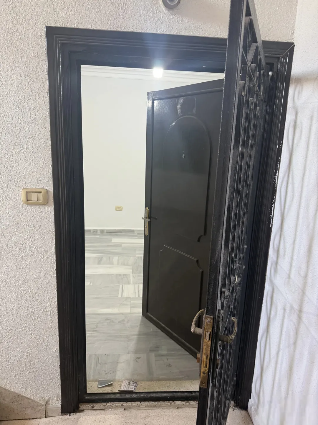 شقة للبيع في طبربور – طابق ثاني بمساحة 150 متر مربع مجددة بالكامل