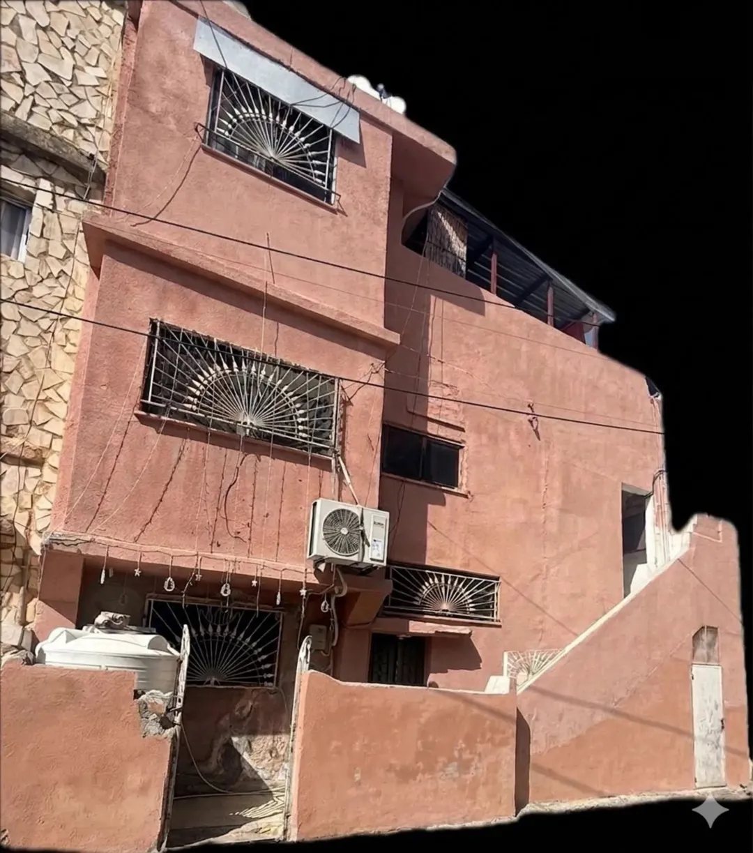 عماره 3 طوابق للبيع مخيم الحسين شارع 30 علوي