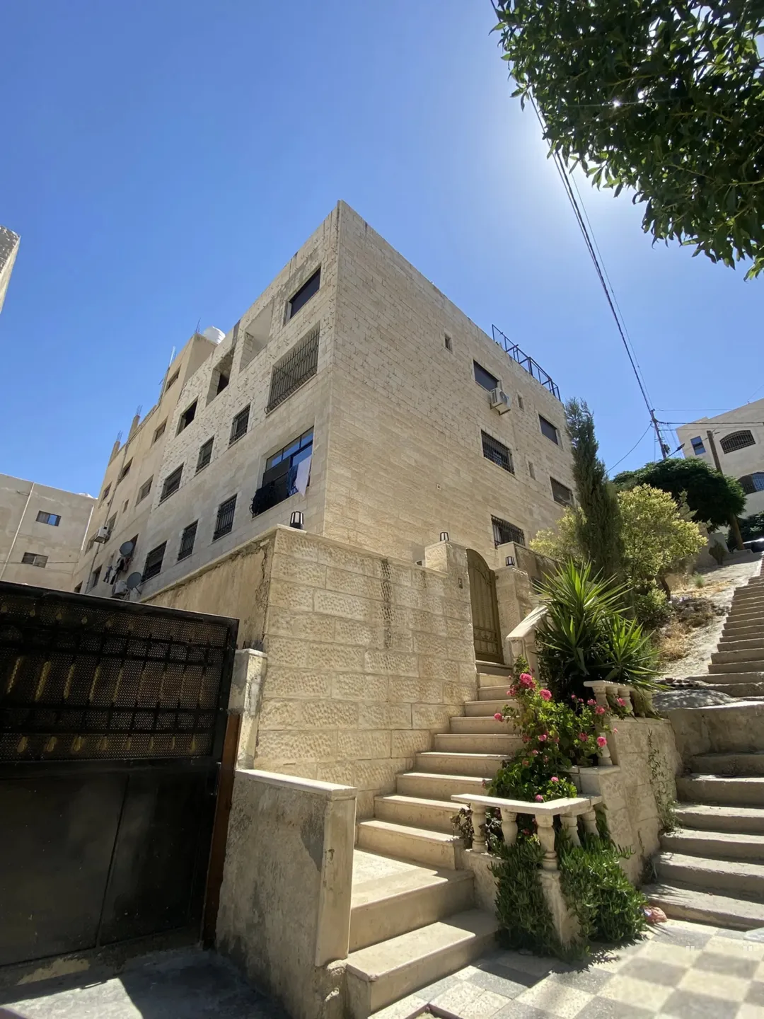 عمارة سكنية للبيع في حي العروبة – القويسمة