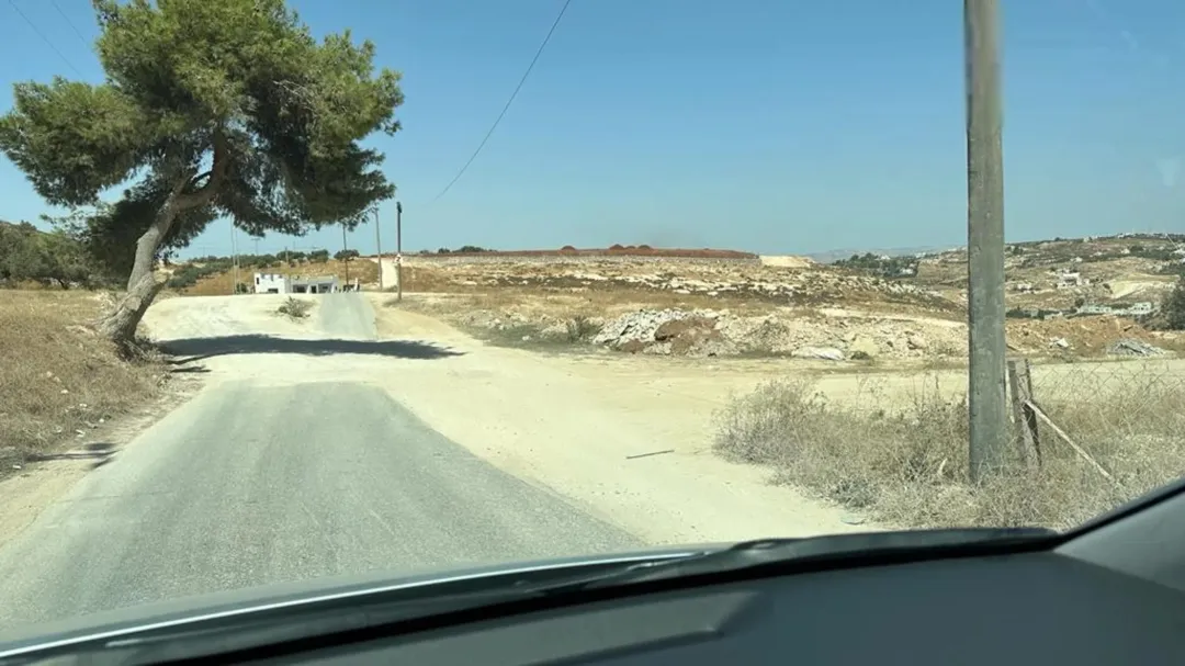 قطعة أرض سكنية مميزة بمساحة 868 م٢ في ناعور – العال والروضة