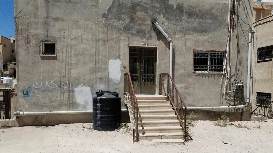 شقة للبيع مكونه من ثلاث غرف وصاله ومطبخ وحمامين وبلكونه بسعر مناسب وقابل للتفاوض