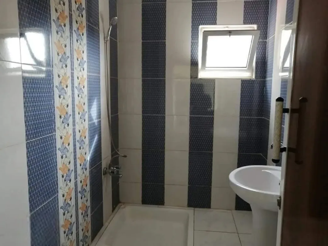 شقة للبيع مكونه من ثلاث غرف وصاله ومطبخ وحمامين وبلكونه بسعر مناسب وقابل للتفاوض