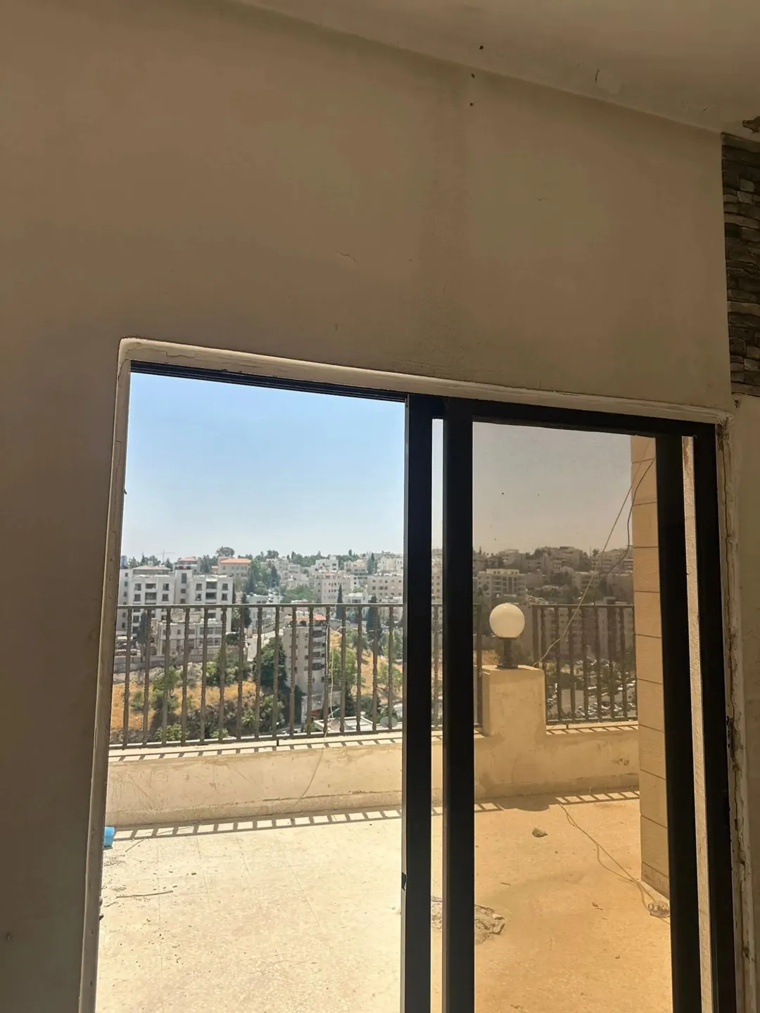 تم تخفيض السعر شقة في منطقة العبدلي مقابل البوليفارد طابق 3 روف مساحة البيت كبيرة جدا مع إطلالة مميز