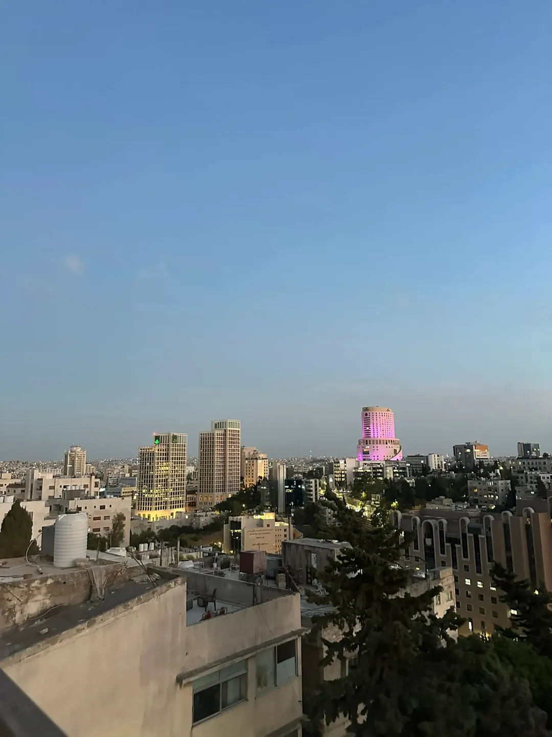 تم تخفيض السعر شقة في منطقة العبدلي مقابل البوليفارد طابق 3 روف مساحة البيت كبيرة جدا مع إطلالة مميز