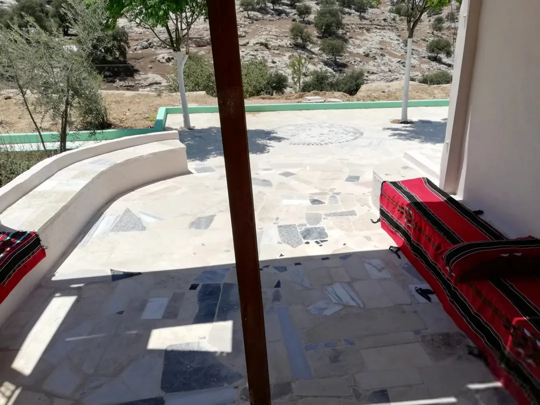 بيت ريفي أروع مناطق الشمال مبلط 2دنم مساحة الأرض 4.835 دنم موقع رائع ومطل ومشيك