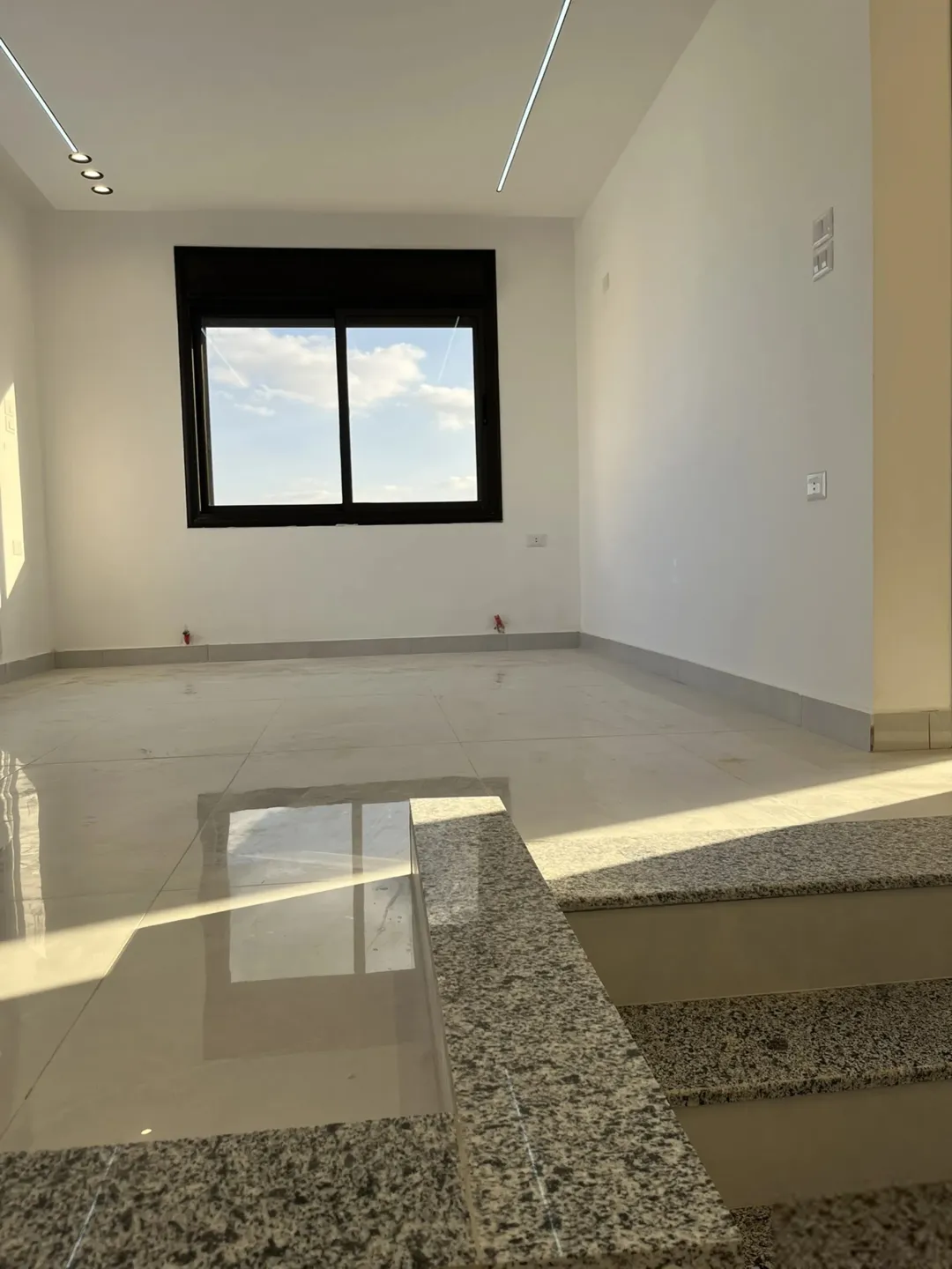 شقة اخير مع روف، مساحة 231م، 5 غرف نوم، ترس واسع، مرج الفرس، شفا بدران.