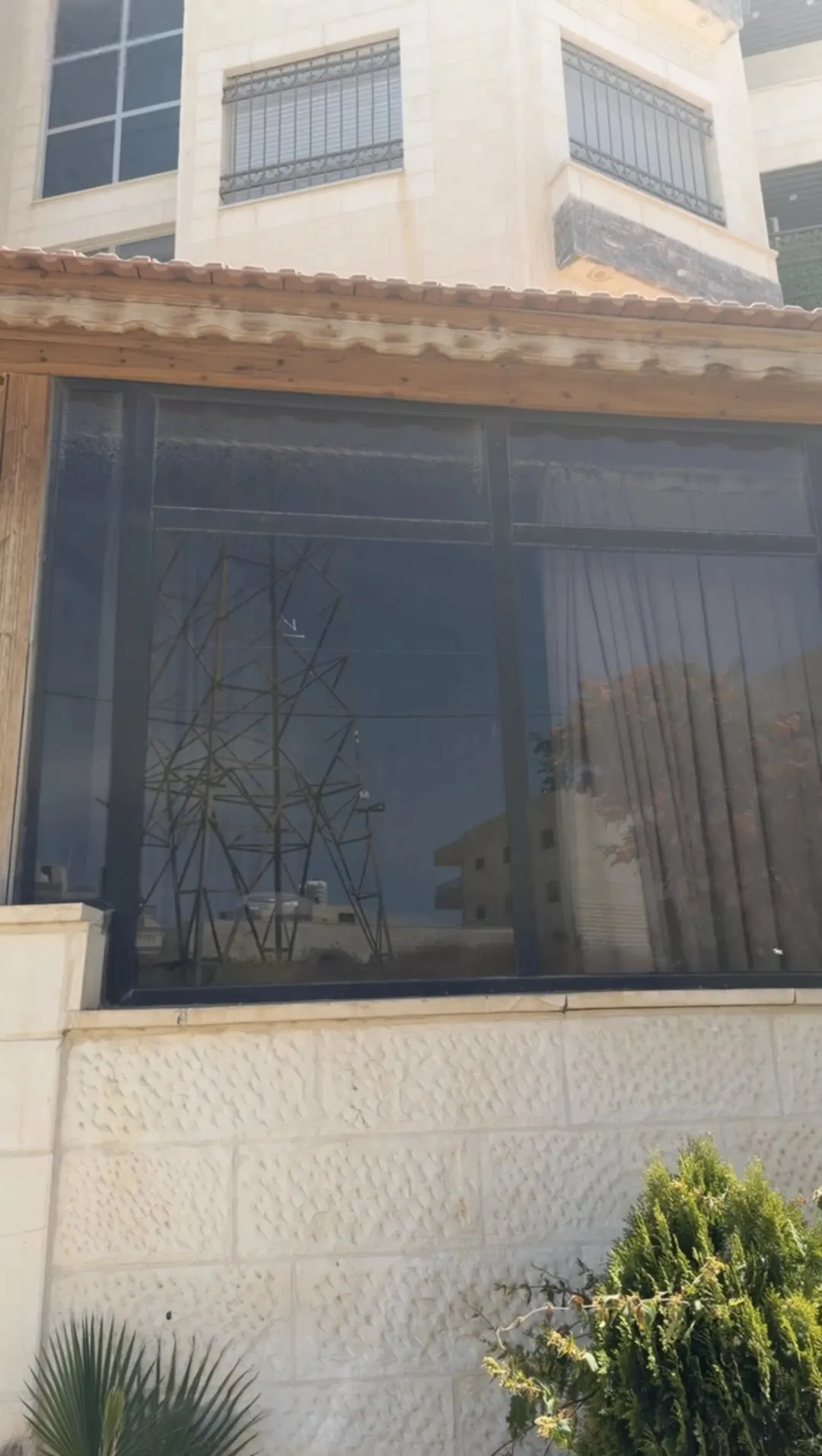 شقة أرضية للبيع في منطقة البنيات بالقرب من مدرسة الحصاد، بمساحة 145 متر مربع وترس خارجي بمساحة 20 متر مربع بسعر 75,000 دينار أردني