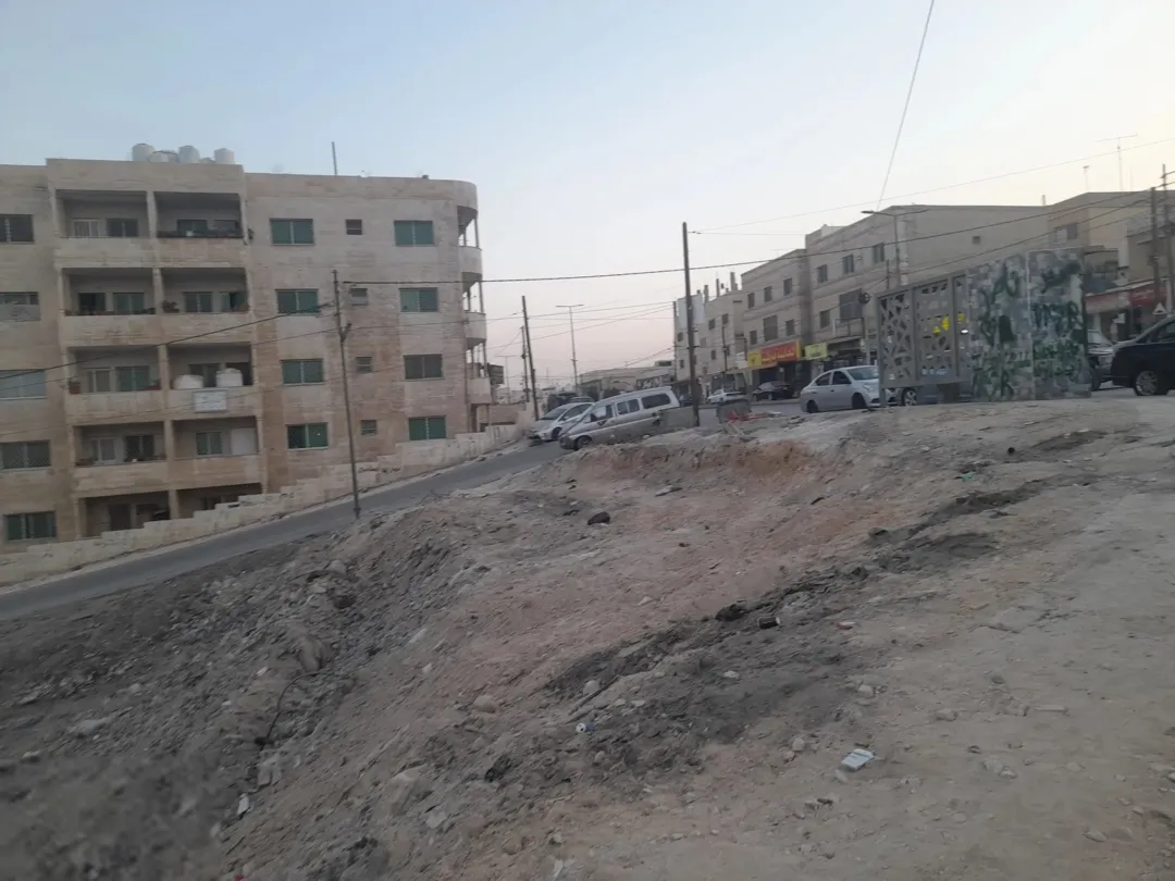 ارض تجاري مقابل مسجد الفلاح على 3 شوارع عالشارع الرئيسي