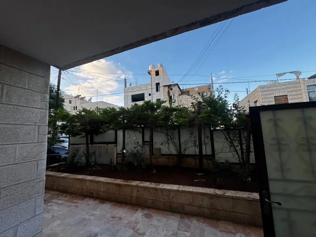شقة أرضية مميزة للبيع في جبل الحسين