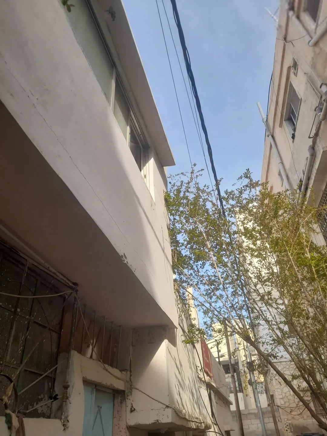 منزل للبيع في الزرقاء – حي الحسين – طابقين بأربع شقق