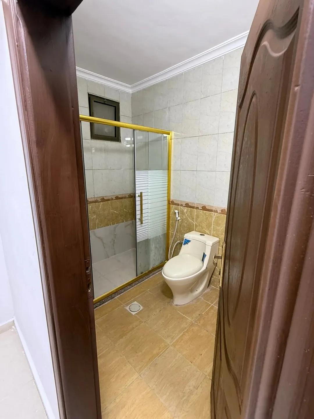 شقه للبيع بسعر حرق قرب مجمع عمان طابق رابع مع روف — صورة 5