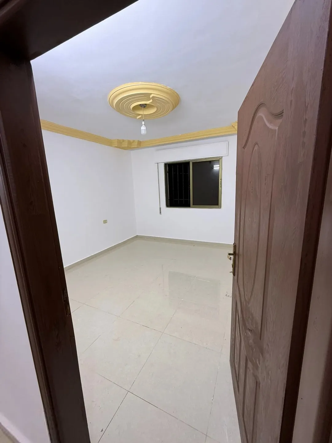 شقه للبيع بسعر حرق قرب مجمع عمان طابق رابع مع روف