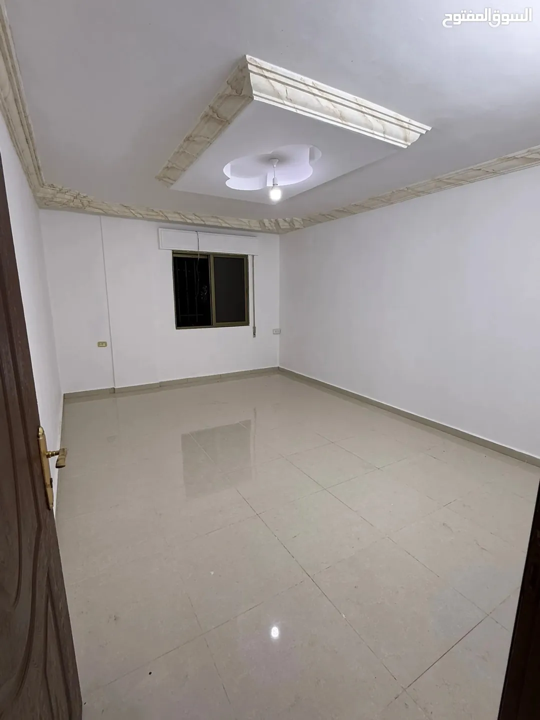 شقه للبيع بسعر حرق قرب مجمع عمان طابق رابع مع روف