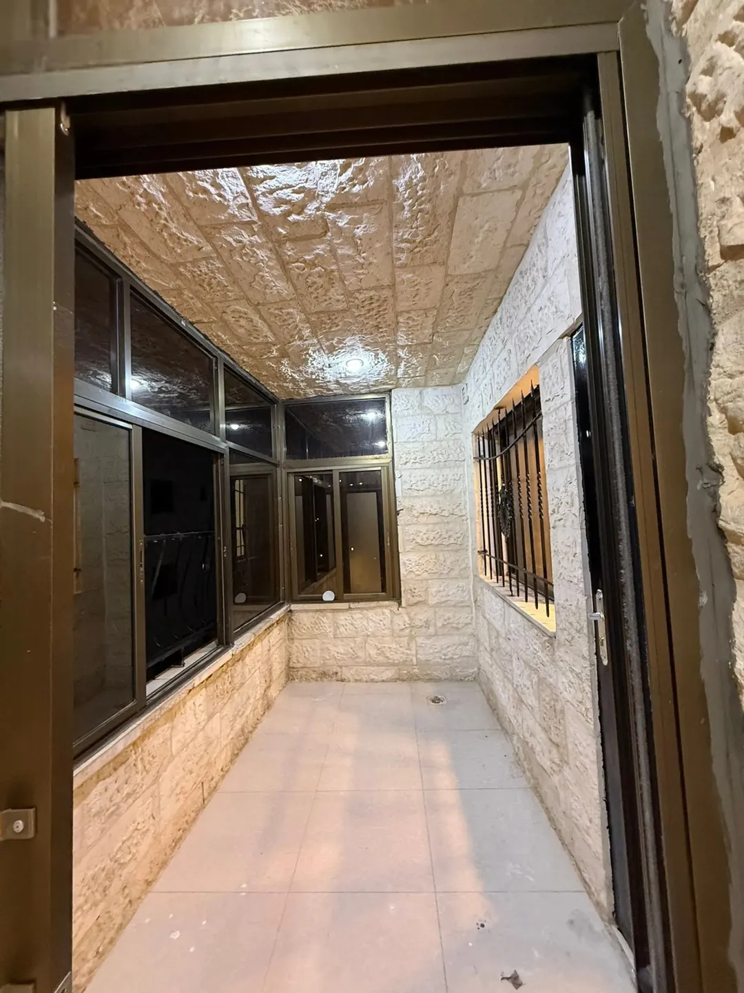 شقه للبيع بسعر حرق قرب مجمع عمان طابق رابع مع روف