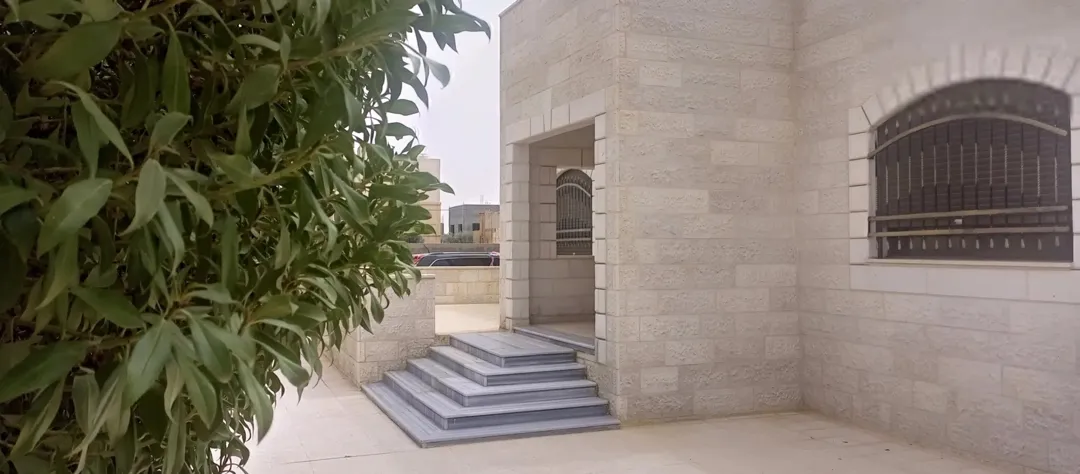 بيت للبيع في موقع متميز على طريق المطار الجيزة