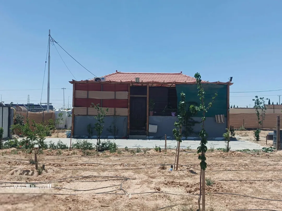 مزرعة مميزة للبيع بالقرب من مطار الملكة علياء تضم منزلاً ريفياً بتشطيب فاخر
