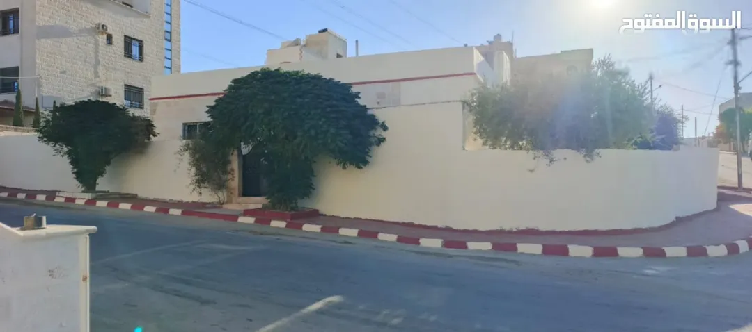 فرصة استثمارية أرض مع منزل مستقل للبيع في جاوا