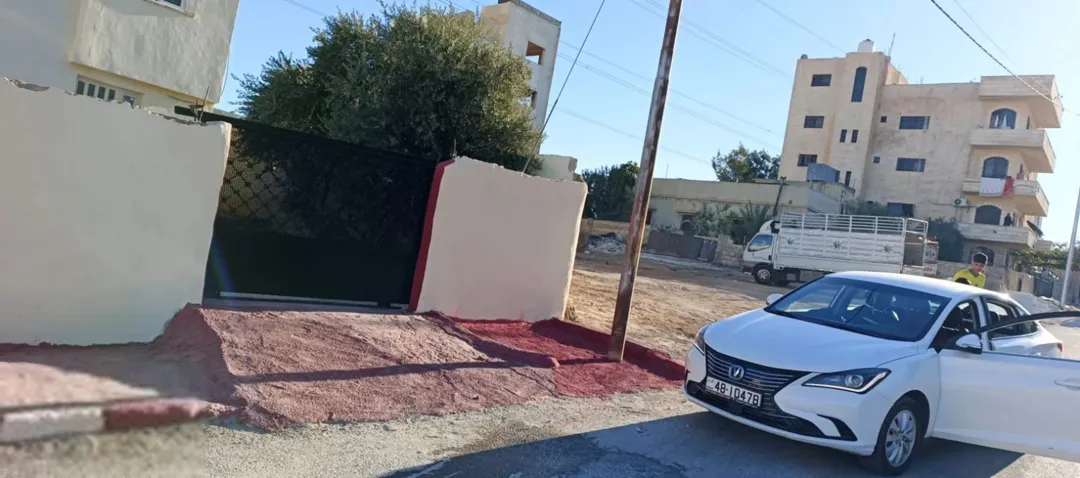 فرصة استثمارية أرض مع منزل مستقل للبيع في جاوا