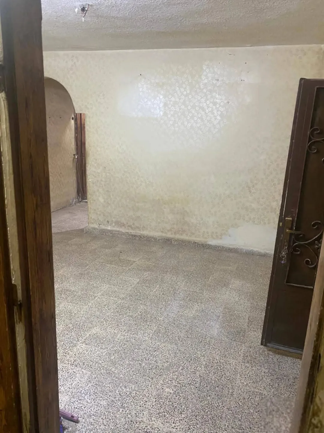 أرض زراعية للبيع في أبو الزيغان – الزرقاء مع بناء شقتين