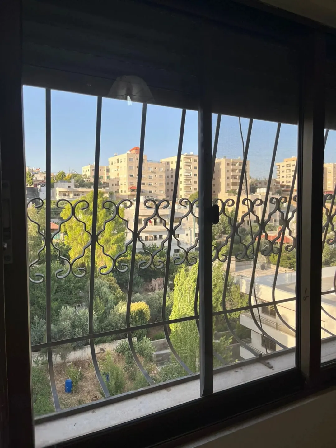 شقة للبيع في السلط – السلالم بمساحة 350 متر مربع مع روف كبير
