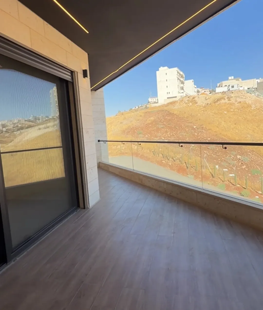 شقة للبيع طابق ثاني كوريدور عبدون بتدفئة تحت البلاط ونظام غاز مركزي 4 غرف